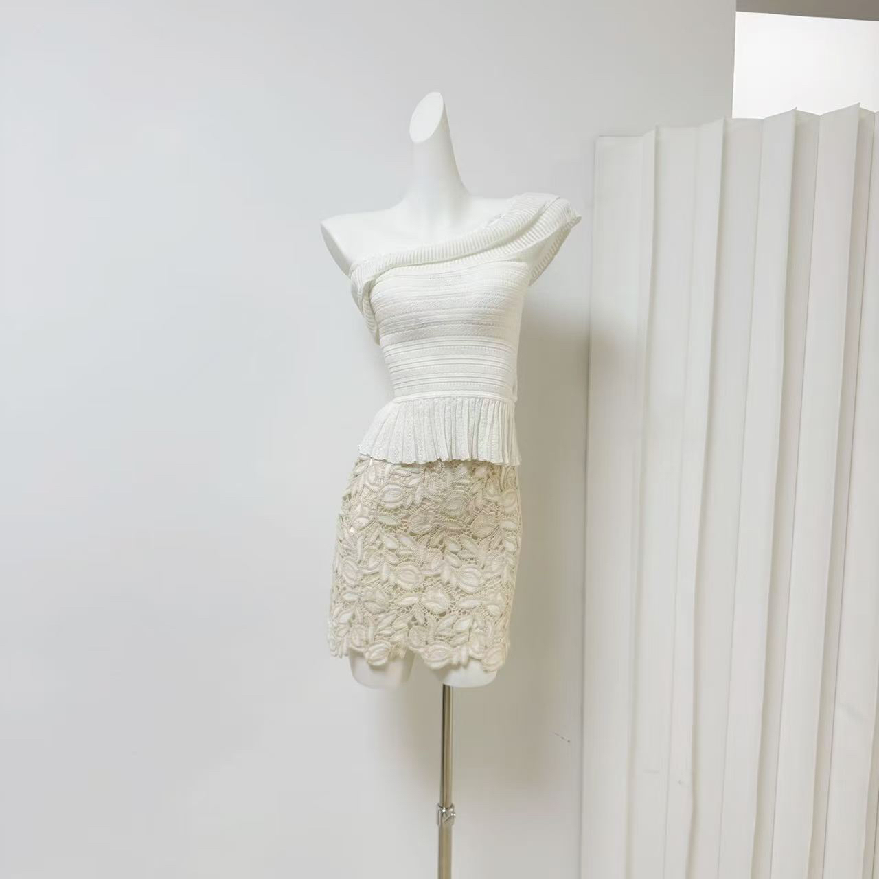 THE SWAN Luxe Monday Art Museum Sleeveless Chiffon Top Embroidered Lace Skirt