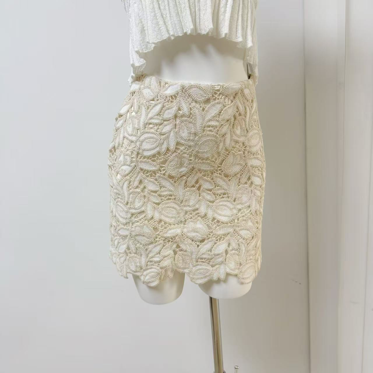 THE SWAN Luxe Monday Art Museum Sleeveless Chiffon Top Embroidered Lace Skirt